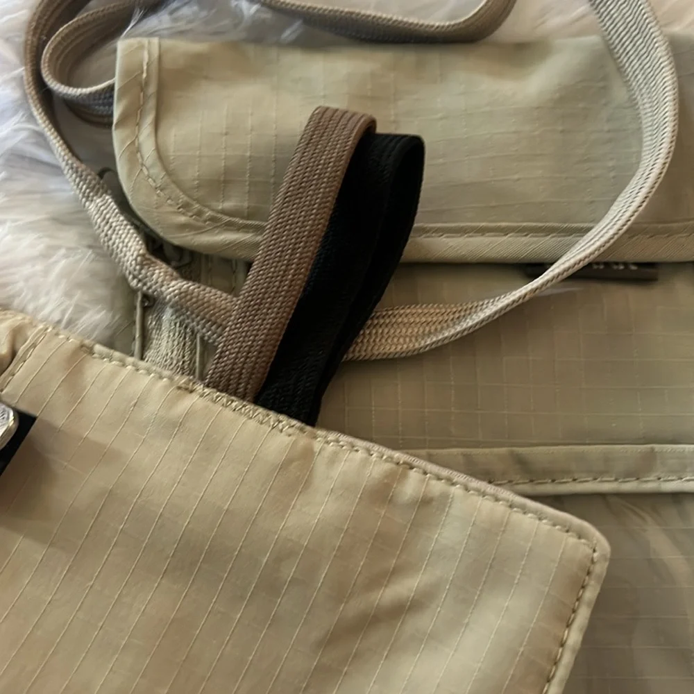 Lewis N Clark RFID blocking travel pouch and adjustable neck wallet - Picture 11 of 13